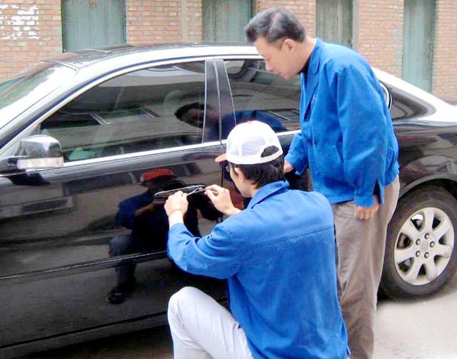 潜江汽车钥匙丢在车里面怎么办?